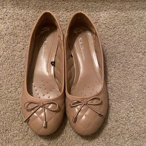 Size 7.5 tan flats with bow